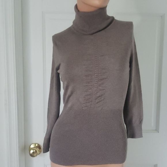 Beige turtleneck sweater - Picture 1 of 5